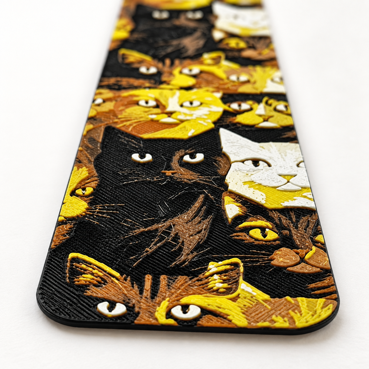 Detalle del diseño de gatos y del relieve de impresión 3D del marcapáginas Cats Land