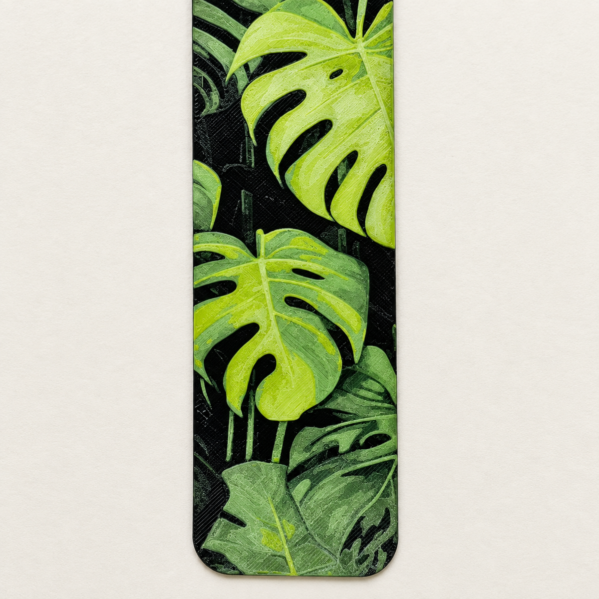 Detalle cenital de las hojas y textura del marcapáginas Monstera Deliciosa